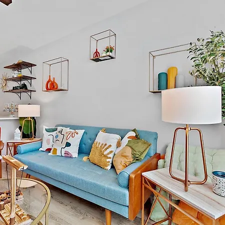 Beautiful 3-Suite Home W/ Patio Dining, Big Yard