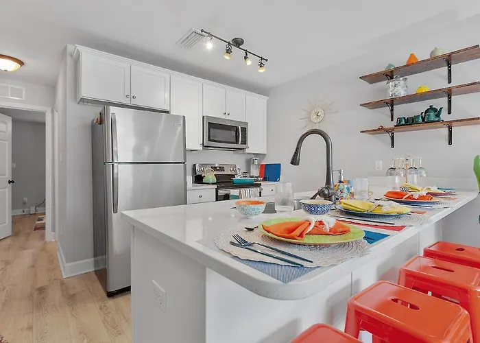 Beautiful 3-suite W/ Patio Dining, Big Yard *