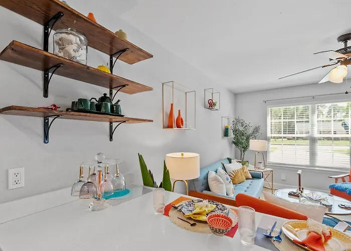 Beautiful 3-suite W/ Patio Dining, Big Yard Ferienhaus