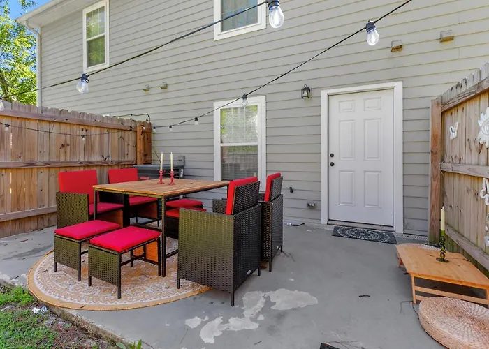 Beautiful 3-suite W/ Patio Dining, Big Yard Ferienhaus *