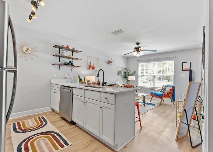 Ferienhaus Beautiful 3-suite W/ Patio Dining, Big Yard *