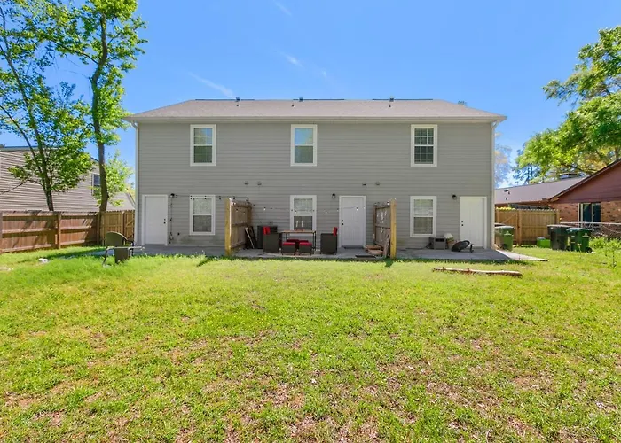 Beautiful 3-suite W/ Patio Dining, Big Yard