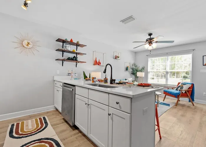 Beautiful 3-suite W/ Patio Dining, Big Yard *