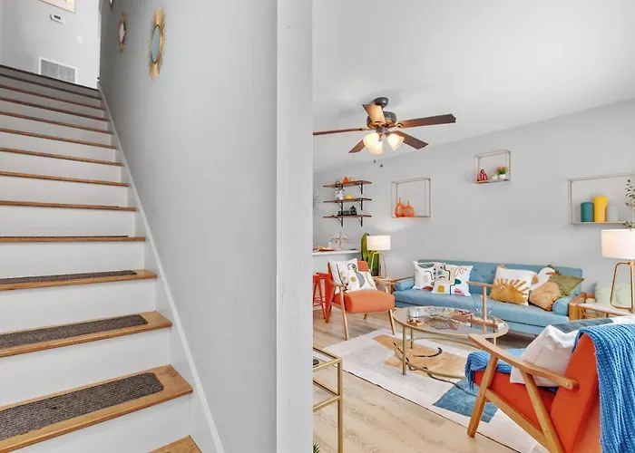 Beautiful 3-suite W/ Patio Dining, Big Yard