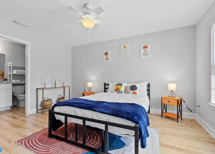 Beautiful 3-suite W/ Patio Dining, Big Yard Ferienhaus *
