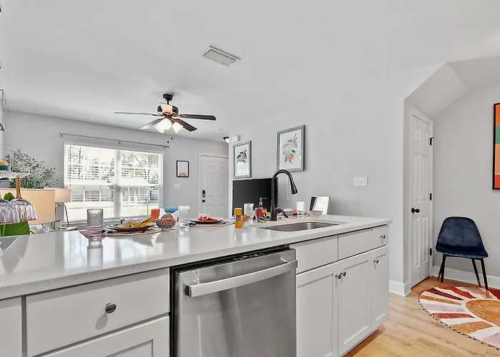 Beautiful 3-suite W/ Patio Dining, Big Yard Ferienhaus *