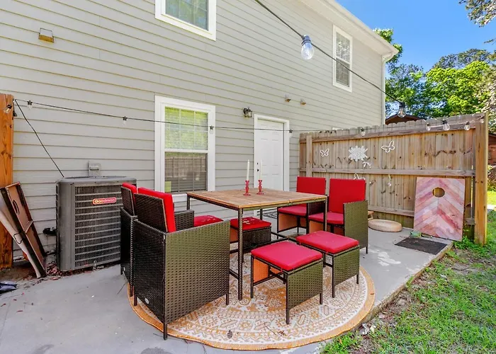 Beautiful 3-suite W/ Patio Dining, Big Yard