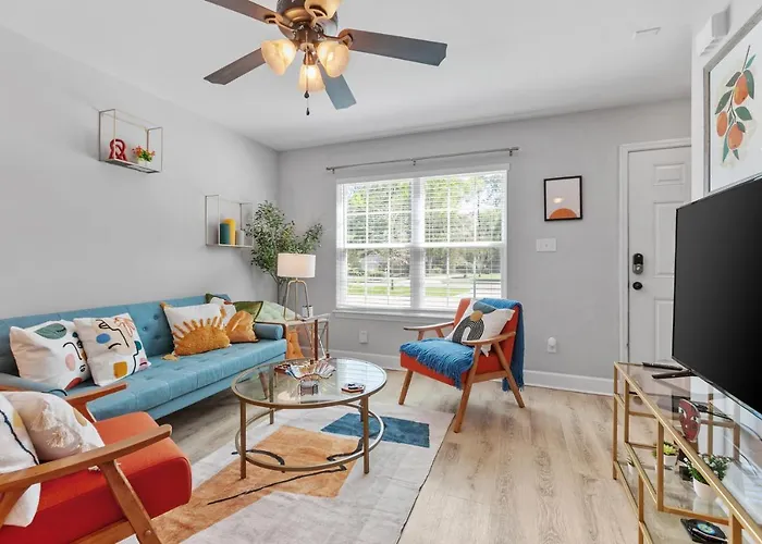 Beautiful 3-suite W/ Patio Dining, Big Yard *