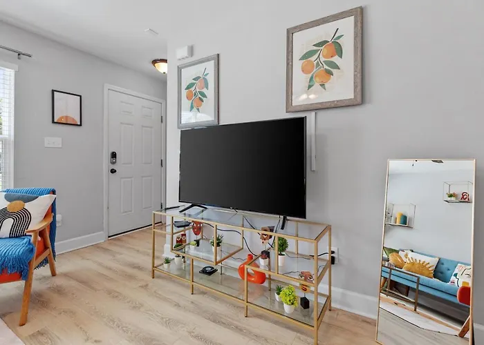 Beautiful 3-suite W/ Patio Dining, Big Yard
