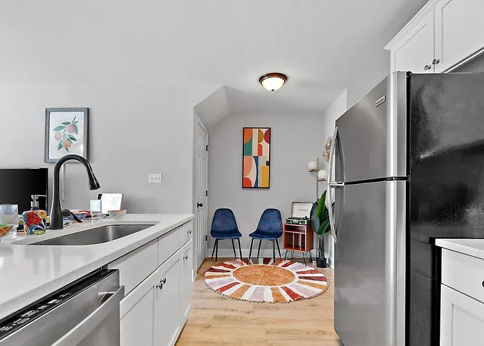 Beautiful 3-suite W/ Patio Dining, Big Yard Ferienhaus *