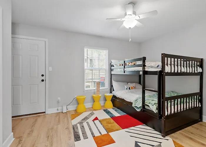 Beautiful 3-suite W/ Patio Dining, Big Yard * Tallahassee