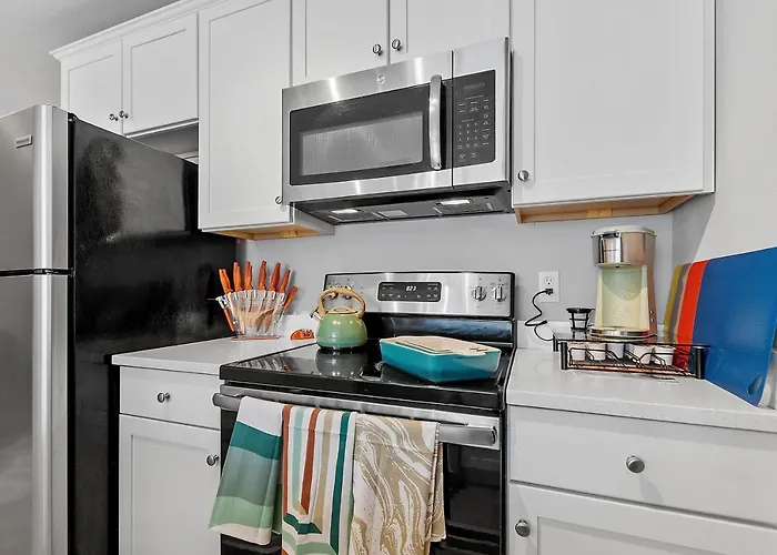 Beautiful 3-suite W/ Patio Dining, Big Yard Tallahassee