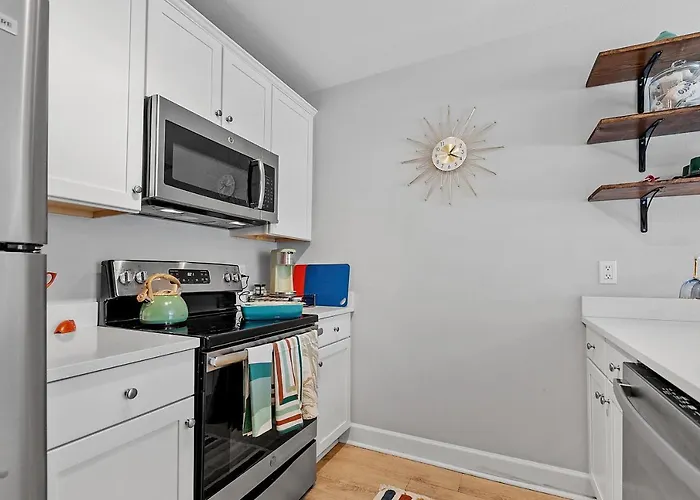 Beautiful 3-suite W/ Patio Dining, Big Yard Ferienhaus