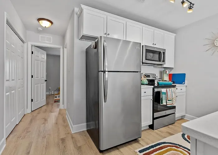Beautiful 3-suite W/ Patio Dining, Big Yard
