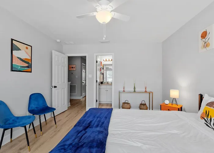 Beautiful 3-suite W/ Patio Dining, Big Yard