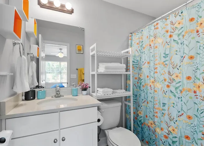 Ferienhaus Beautiful 3-suite W/ Patio Dining, Big Yard *