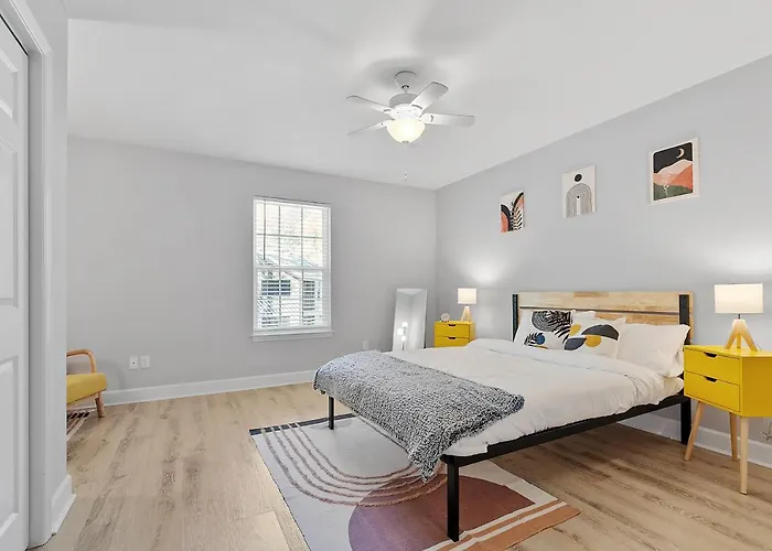 Beautiful 3-suite W/ Patio Dining, Big Yard Ferienhaus