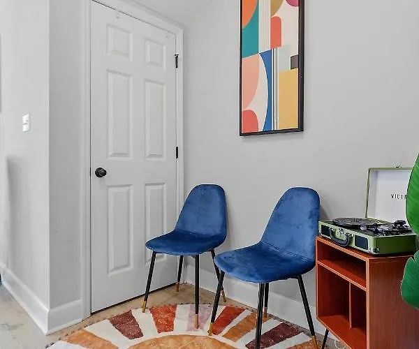 Beautiful 3-suite W/ Patio Dining, Big Yard *