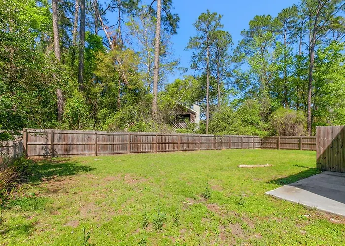 Beautiful 3-suite W/ Patio Dining, Big Yard *