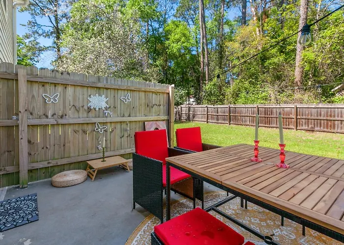 Beautiful 3-suite W/ Patio Dining, Big Yard Ferienhaus
