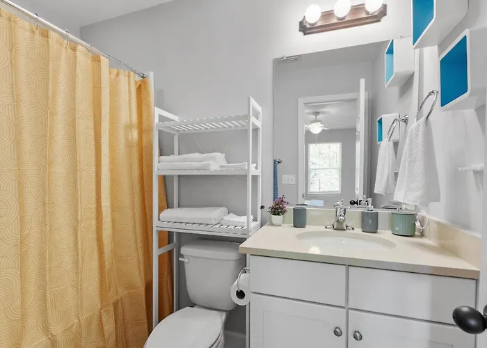 Beautiful 3-suite W/ Patio Dining, Big Yard Ferienhaus *