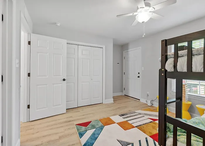 Ferienhaus Beautiful 3-suite W/ Patio Dining, Big Yard *